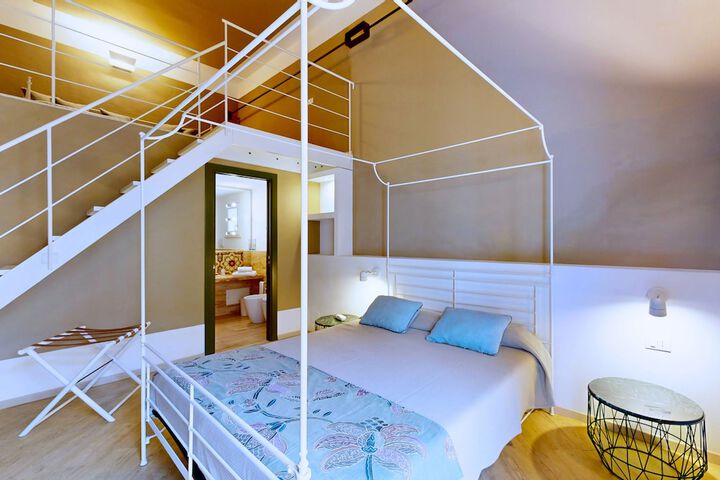 Room 45 of 210