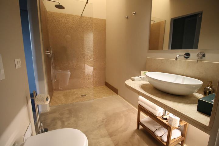 Room 32 of 46