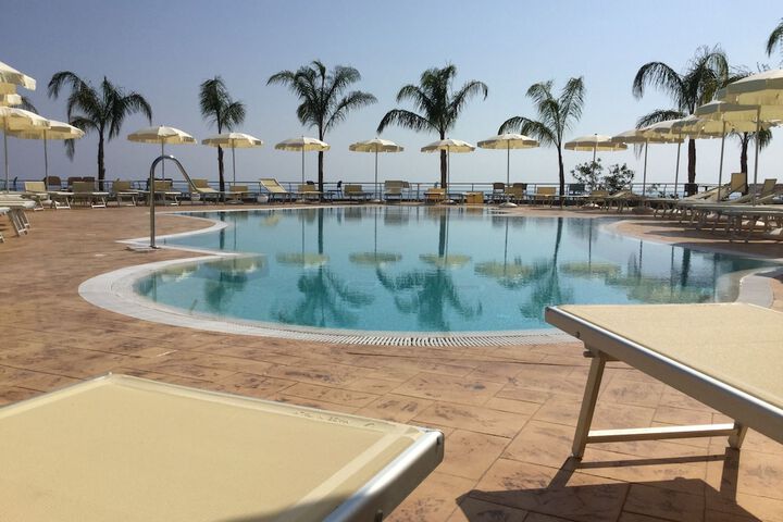 Hotel Pool