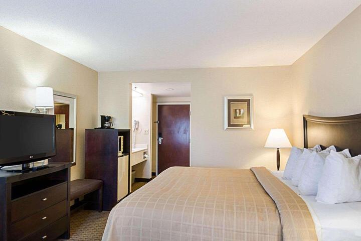 1 King Bed Accessible (14 of 15)