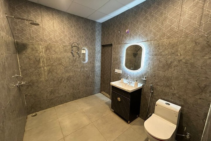Room 33 of 67