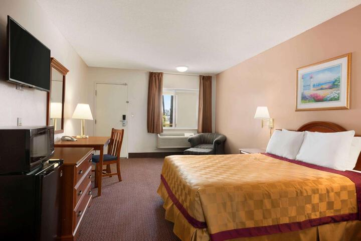1 Queen Bed Accessible Room (9 of 10)