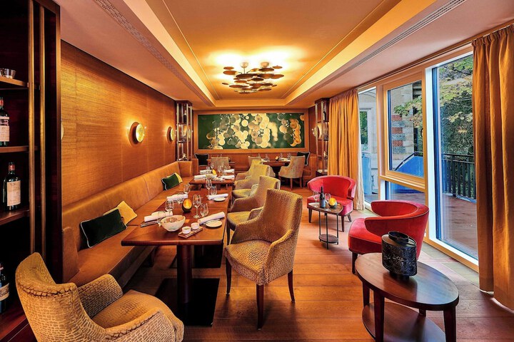 Lounge 27 of 46