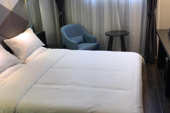 Elegance Life Hotel (Shanghai Jiangsu Road Metro Station)