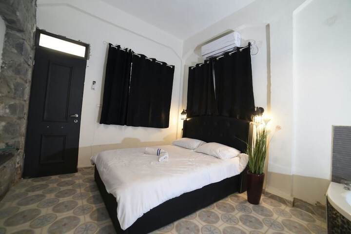 Room 16 of 28