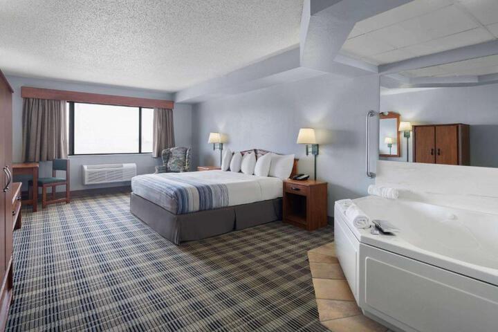 2 Queen Beds (12 of 13)