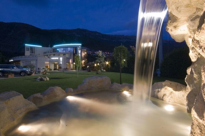 Hotel Exterior 45 of 50