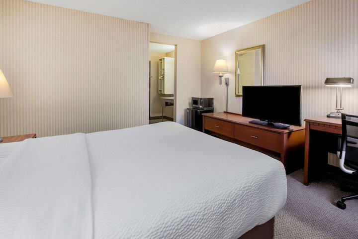 1 King Bed (1 of 11)