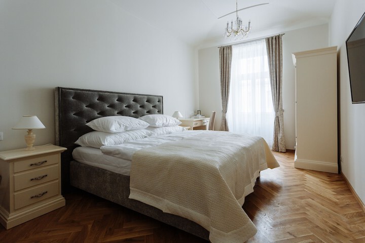 Room 4 of 70