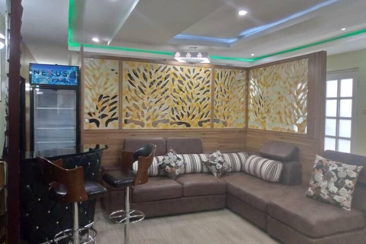 Lounge 27 of 32