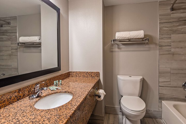 2 Queen Beds Pillowtop Bed High Speed Internet Accessible Refrigerator, Coffee Maker Iron and Ironing Board Full Breakfast (9 of 10)