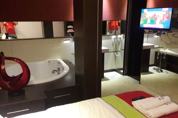 Room 6 of 8