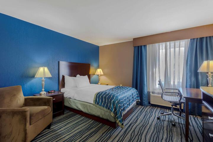 Standard Room, King or Two Doubles (3 of 6)