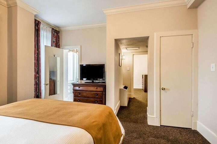 1 Queen Bed (2 of 6)
