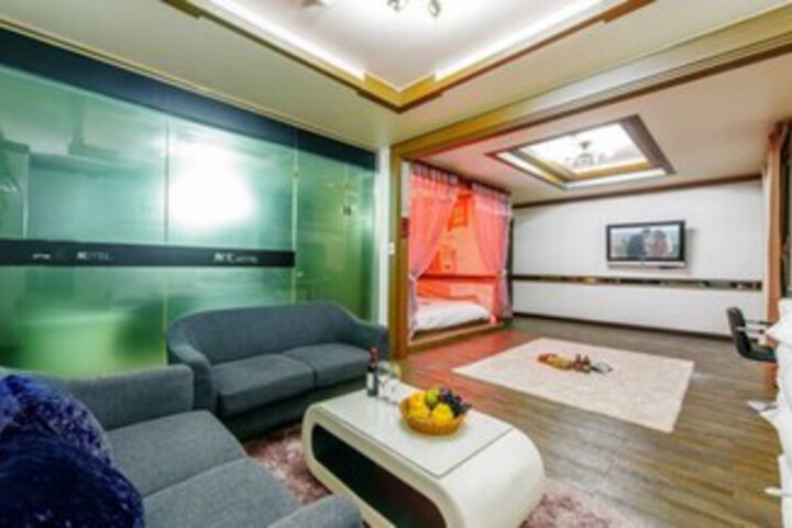 Room 9 of 37