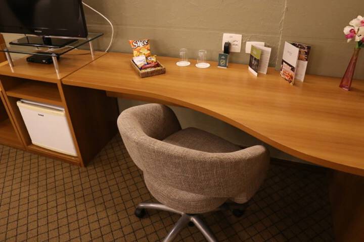Room 6 of 100