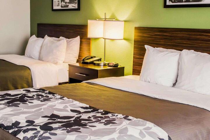 2 Queen Beds (16 of 17)