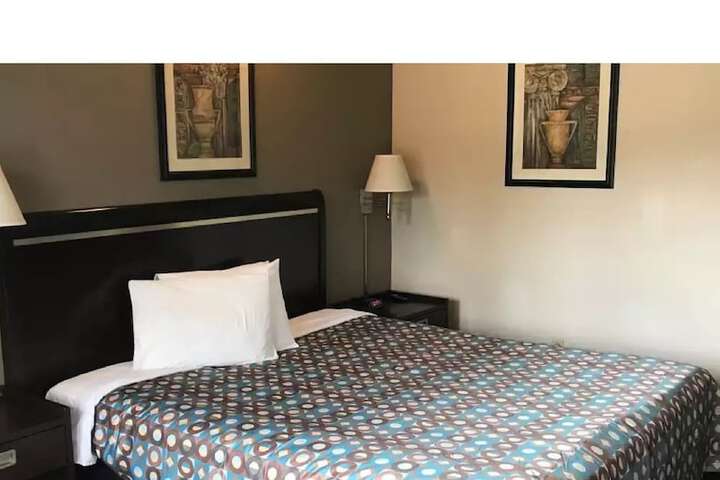 1 King Bed (3 of 8)