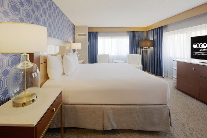 Chelsea Classic Room with 1 King Bed (14 of 54)