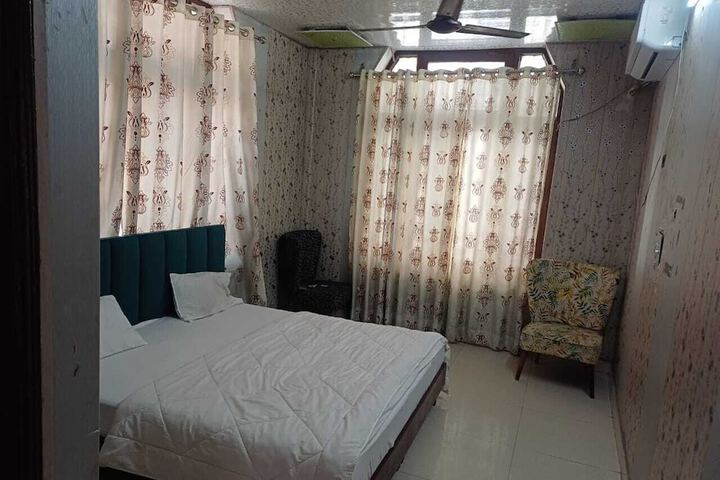 Room 5 of 10