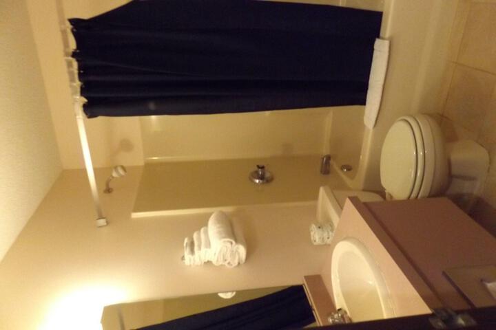 1 Queen Bed (3 of 3)