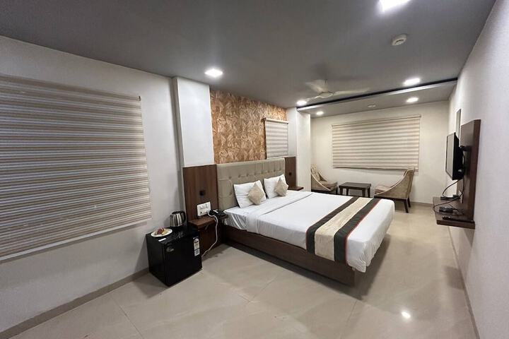 Room 12 of 27