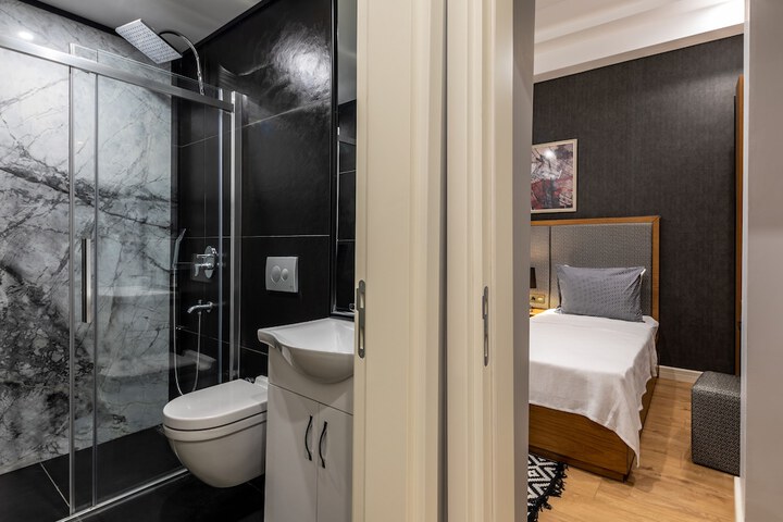 Room 16 of 52