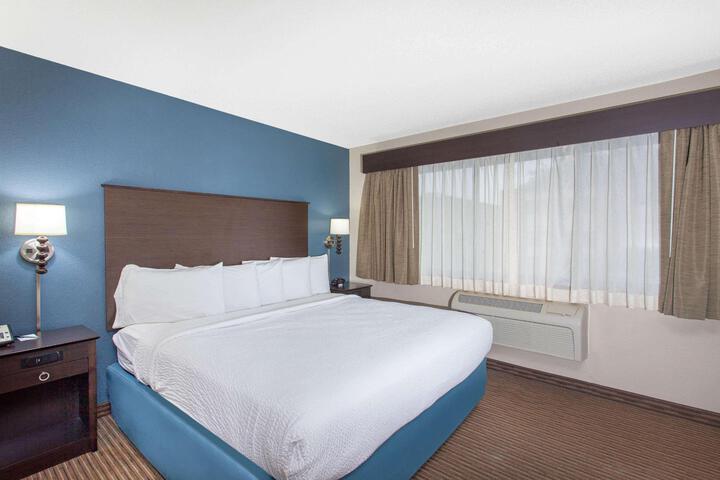 1 King Bed Deluxe Room (9 of 13)