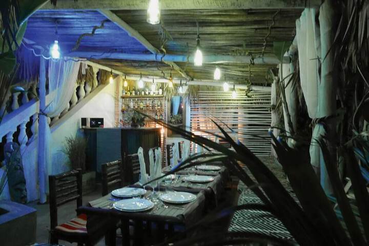 Dining 16 of 25