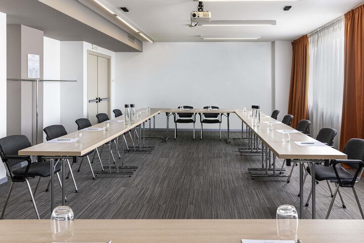 Business Center 104 of 111