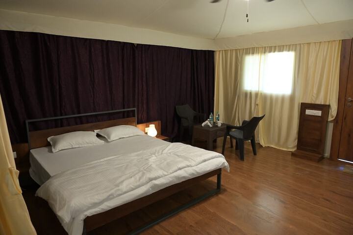 Room 6 of 33