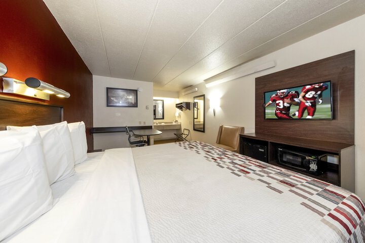 Deluxe King Bed (6 of 8)