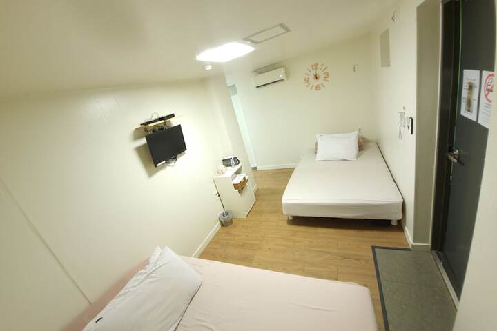 Room 28 of 51