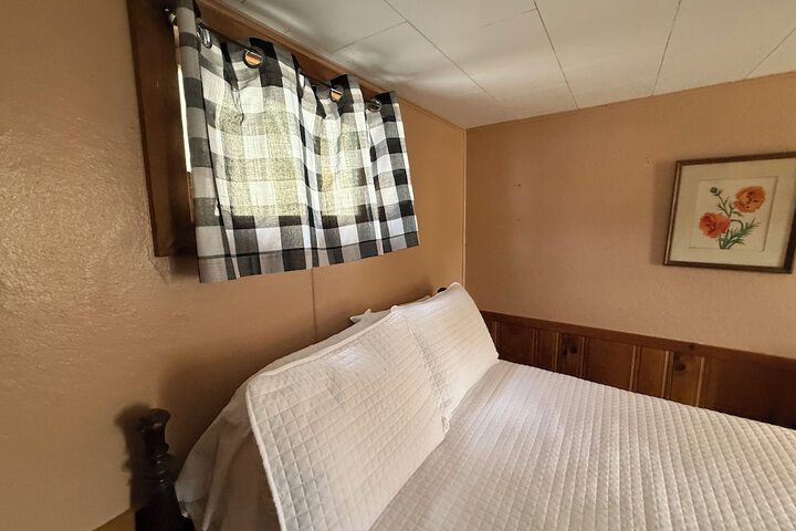 Room 44 of 212