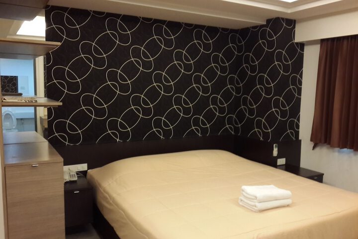 Room 12 of 90