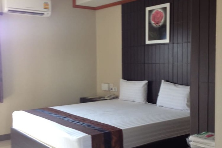 Room 6 of 28