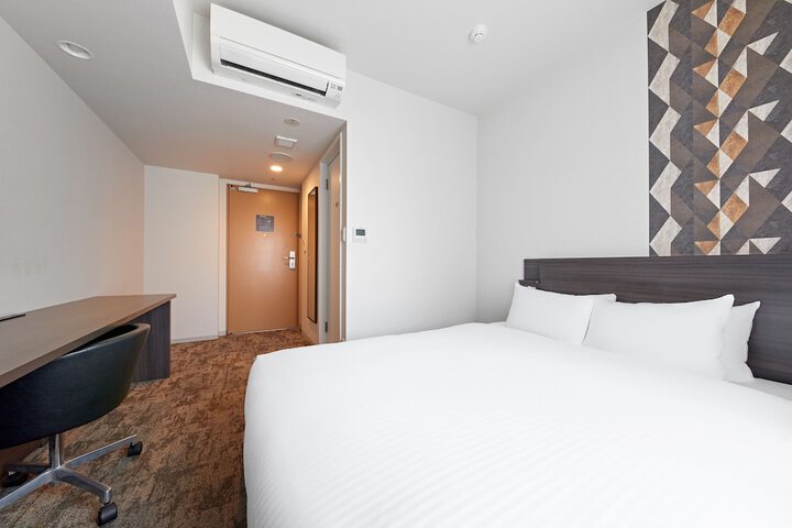 Room 13 of 76
