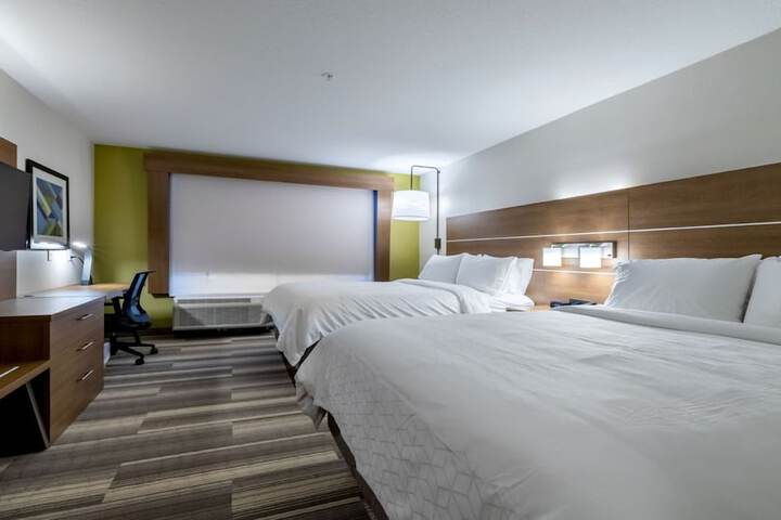 2 Queen Beds Standard Extra Floor Space (13 of 16)