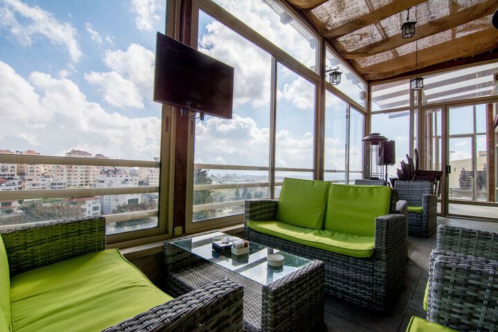 Lounge 50 of 66