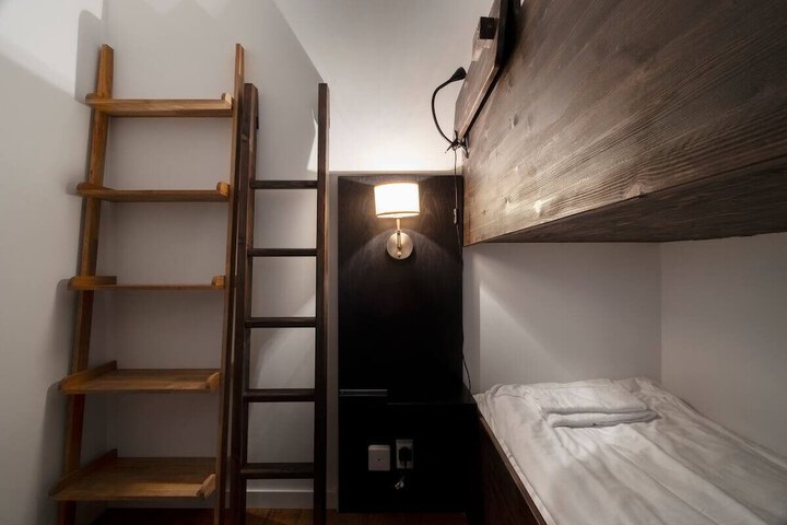 Room 74 of 865