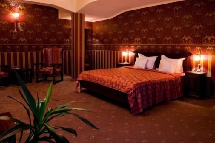 Room 10 of 37