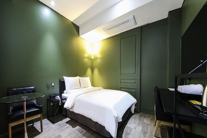 Room 5 of 35