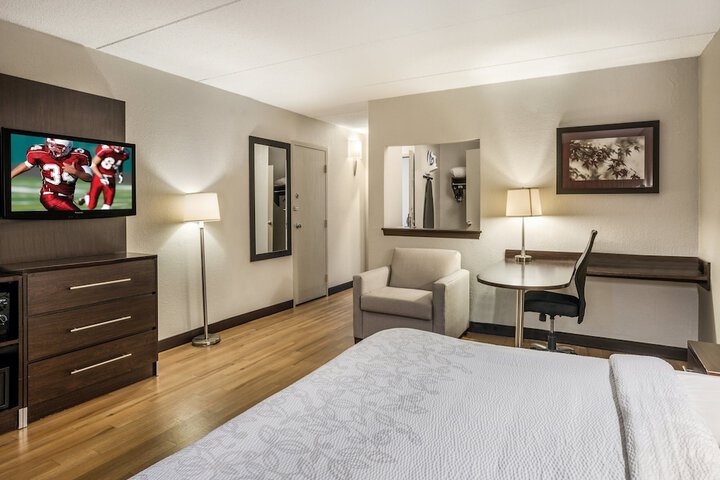 Premium King Bed (7 of 25)