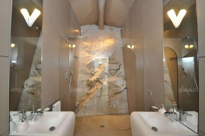 Room 7 of 12