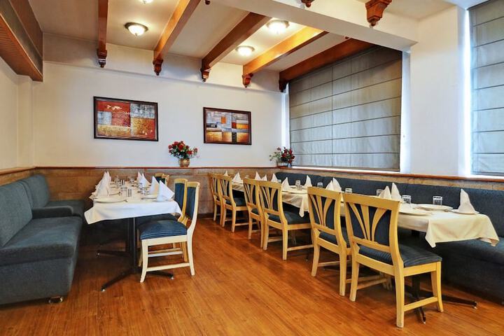 Dining 2 of 7