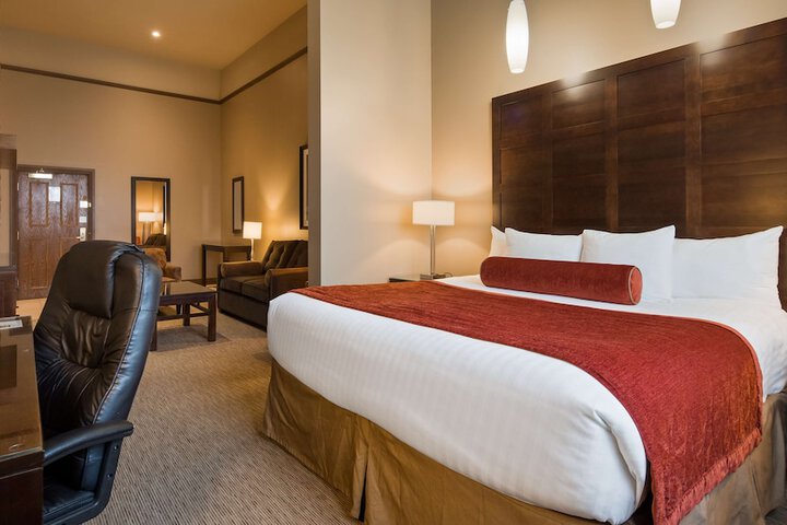 Suite 1 King Bed Second Floor Jetted Tub Fireplace Living Area Microwave and Refrigerator Full Breakfast (10 of 11)