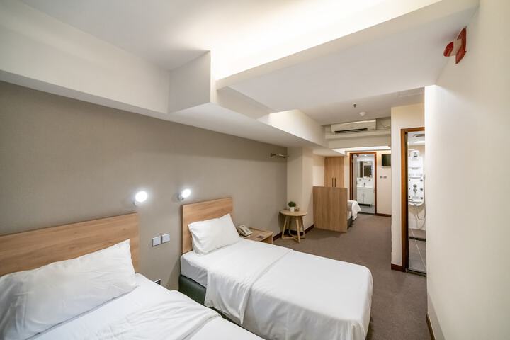 Room 8 of 28