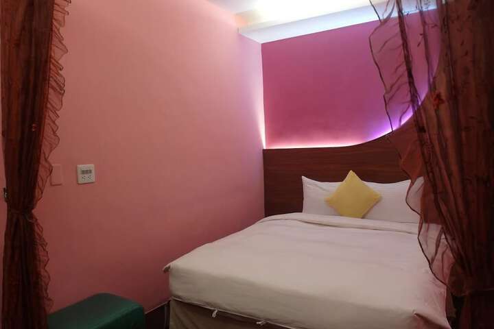 Room 5 of 33