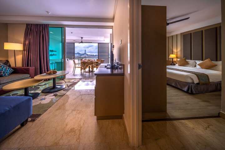 Room 10 of 93