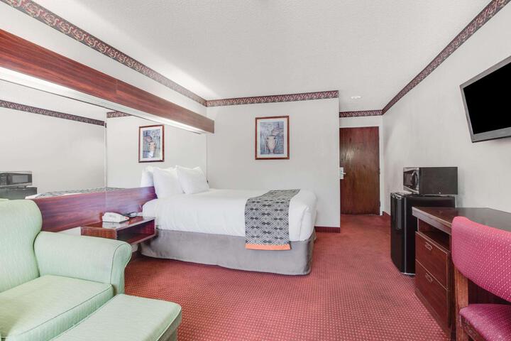 1 Queen Bed Accessible Room (9 of 11)